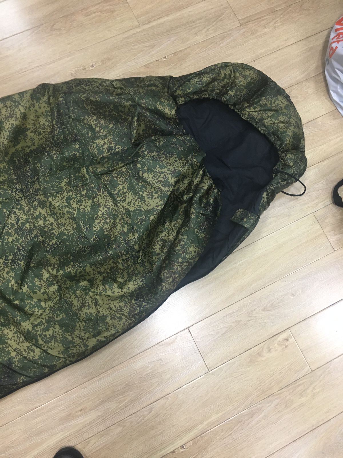 Армейский спальный мешок с капюшоном со стяжкой на 2-х фиксаторах