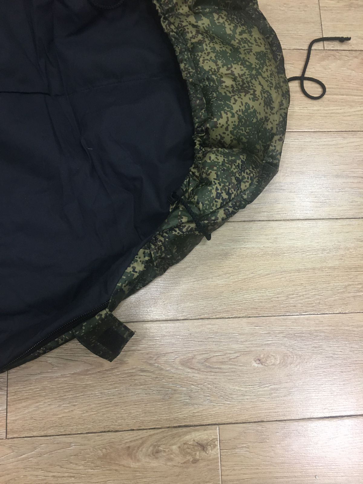 Армейский спальный мешок с капюшоном со стяжкой на 2-х фиксаторах